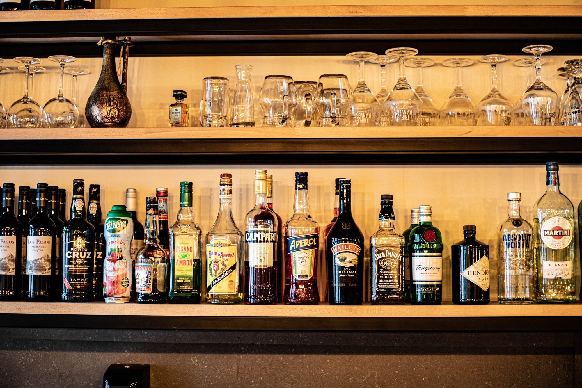 De bar met glazen en flessen